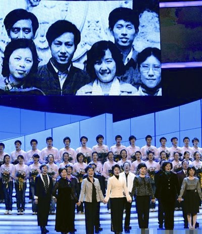 舞台大屏幕播放罗京生前的照片