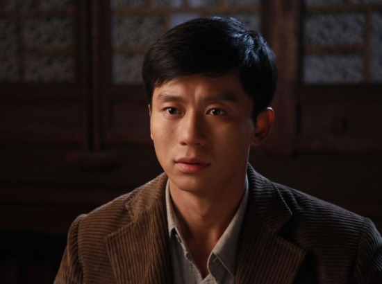 李晨《理发师》扮忧郁王子 人物压抑命运曲折