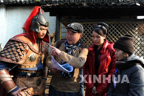 总导演靳德茂（左二）在给扮演李公蕴的越南演员范进禄（左一）、扮演李公蕴红颜知己阮氏清莲的越南演员阮瑞