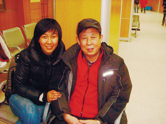 本报记者（左）与崔砚君 