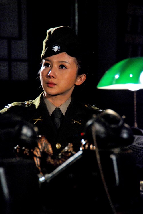 孙菲菲军装英姿飒爽 受观众热赞被称收视福将