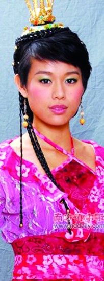 胡杏儿造型似“红太狼”