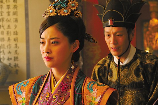 剧中另两位主角：李太后（左、梅婷饰）与太监冯保（冯远征饰）