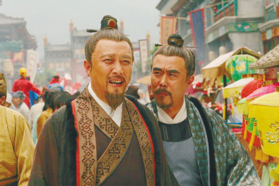 唐国强（左）扮演张居正