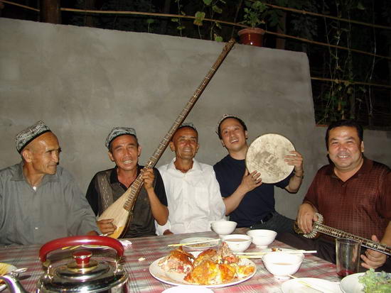 王黎光(右二)新疆采风