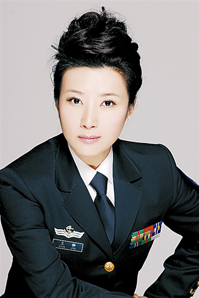 央视赈灾晚会举行 王静心系灾区献爱心