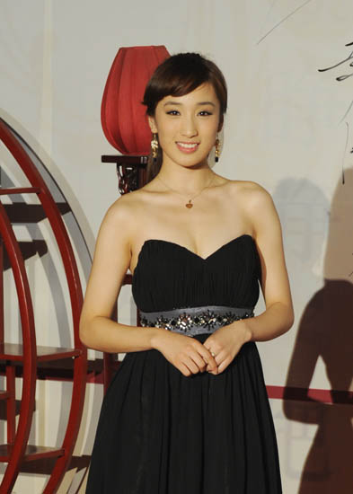 袭人李艳新《红楼》庆典扮宝玉(图)