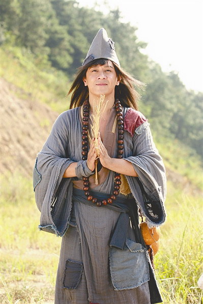 陈浩民化身“百变娇娃”演绎了一个另类活佛