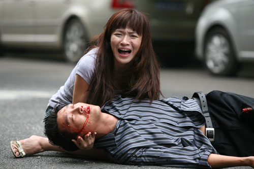 《远期的合约》拍摄惊险撞车戏 任东霖口喷鲜血_手机新浪网