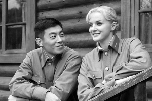 剧中的男女主角朱亚文与伊莉莎