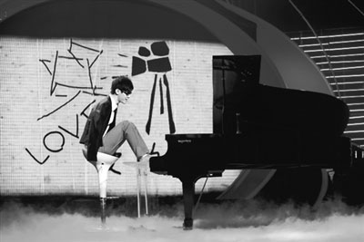 无臂少年刘伟用脚弹钢琴感动无数观众