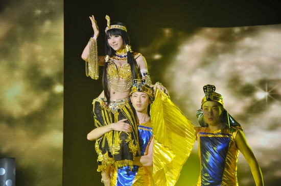 大运之星栗璐雅显明星范儿 近百粉丝助阵(图)