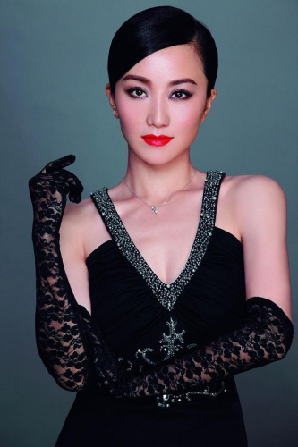 王亚梅走出《惊天阴谋》 时尚写真展百变风采