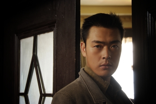 橙天嘉禾重金打造的电视剧《黄金密码》正在横店拍摄,这部集结张桐