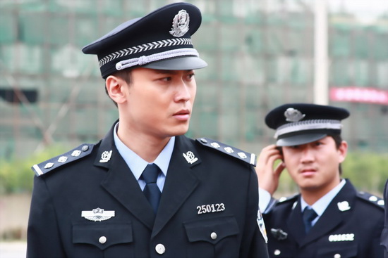 新浪娱乐讯 20集电视剧《新警察故事之万里追踪》日前在宁夏杀青