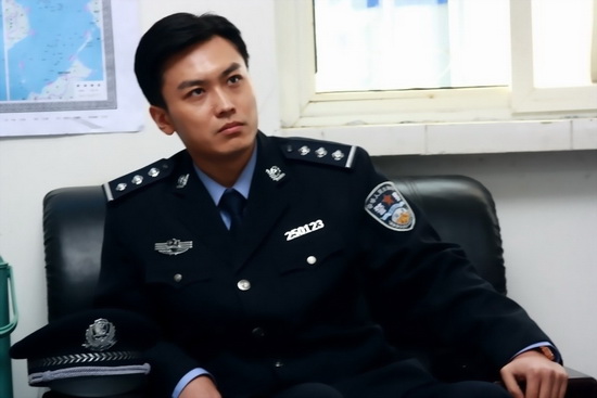 新浪娱乐讯 20集电视剧《新警察故事之万里追踪》日前在宁夏杀青