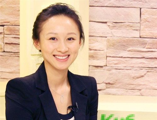 练束梅做客节目聊《七妹》 变换角色成女主播