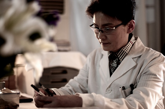 潘虹重温医生梦 《医者仁心》化身"医院管家"