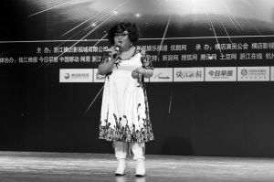 以反串闻名全国的重庆男孩林思思，凭借“山寨沈殿霞”形象得到直通卡