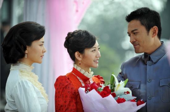 新浪娱乐讯 今晚,由刘孜,于小伟,唐一菲联袂主演的年代电视剧《秋霜》