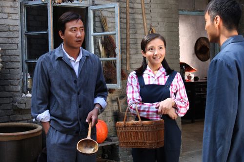 《金婚风雨情》一剧的播出已近高潮,剧中耿直耿玲两兄妹的人生轨迹也