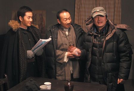 曾晓欣给余少群、王建国说戏。张明春摄