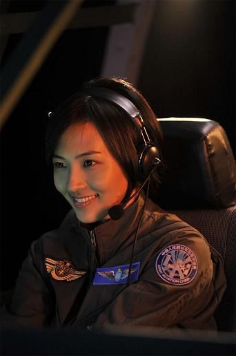 《第五空间》央八热播 郑罗茜上演"高空惊魂"
