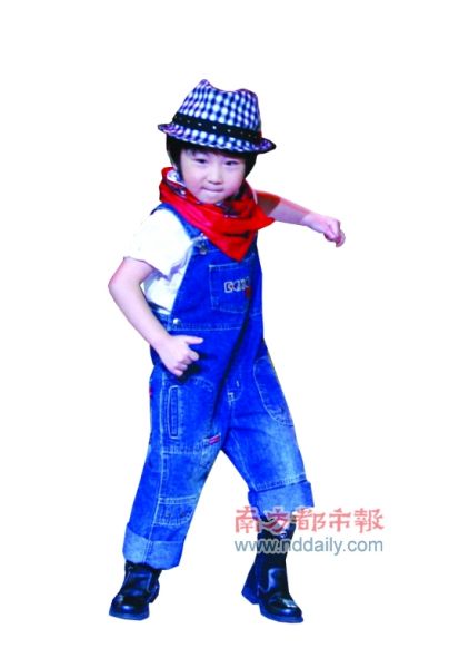 4岁的仔仔(图右),8岁的小美女严梓瑞(左).