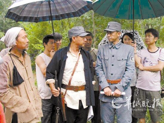 马英（董勇饰）与政委杜平（王学兵饰）暗中较劲