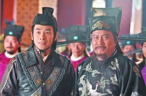 万梓良（右）与赵文卓在剧中出演包拯和展昭。