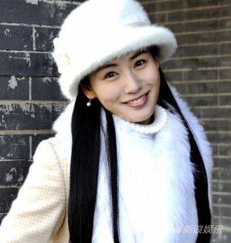 《夜隼》中赵聪与黄觉饰演一对情侣 赵聪饰演"黄觉"女友"乔丽雯" 新浪