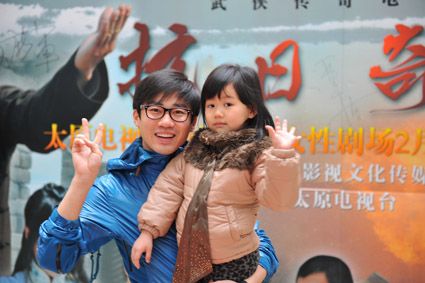 《抗日奇侠》热播 主演太原街头签送台历(图)