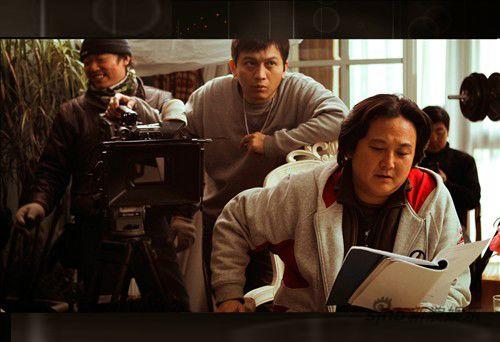 新浪娱乐讯 目前,由著名导演张多福执导的乡村轻喜剧《喜临门》正在