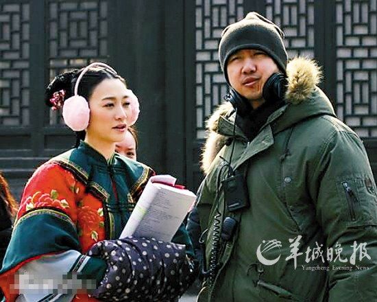 鄢颇在片场给李小冉说戏