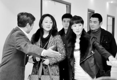 观众借包给王姬拍戏