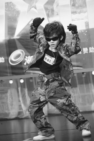 上海小选手陈柏克劲歌热舞