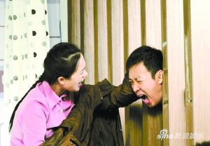 两人饰演欢喜冤家