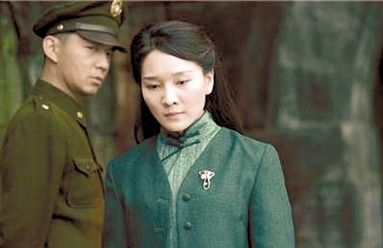 长发披肩的发型很时髦