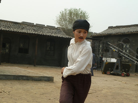 抗战戏《干得漂亮》玩黑色幽默 王艺禅女扮男装