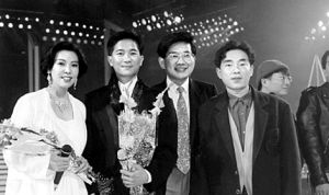 曹可凡刚入行时(右二），左一是张培，左二是香港艺人陈百强(已逝)，右一是香港歌手吕方