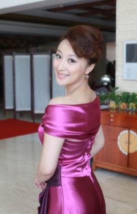 洪雁《戒烟不戒酒》演绎"剩女百骨精"(组图)