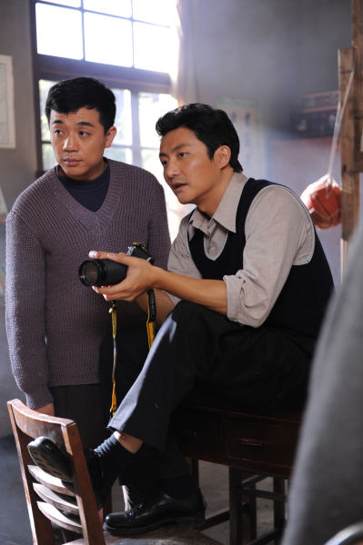 新浪娱乐讯 由涂松岩,张译,刘威葳等主演的电视剧《雪花那个飘》