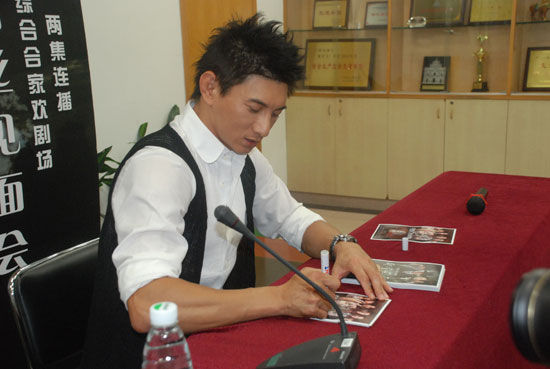 吴奇隆为宣传册签名