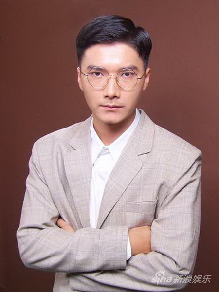 该剧由实力演员梁冠华领衔主演,当红青年演员李泰则在剧中一改以往