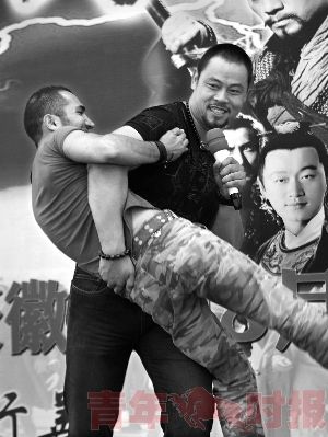 晋松大秀“倒拔垂杨柳”