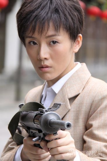 车永莉中性造型让人眼前一亮 新浪娱乐讯 电视剧《绞杀1943》正于近日