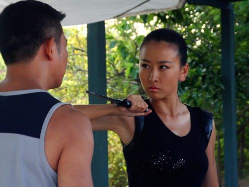 《海岛七号》武戏曝光 毛俊杰打女形象惊艳登场