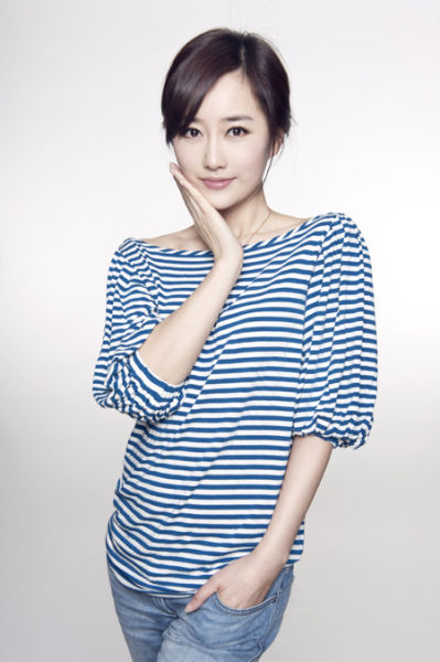 刘晓晔爱心捐书关注微公益 萌令妃牵手明星书院