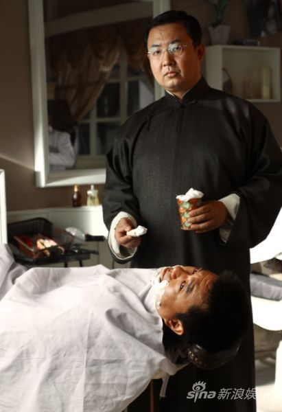 乔装成剃头匠的老沙(宁文彤饰)