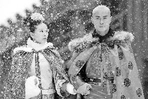 郑嘉颖（右）饰演八阿哥。